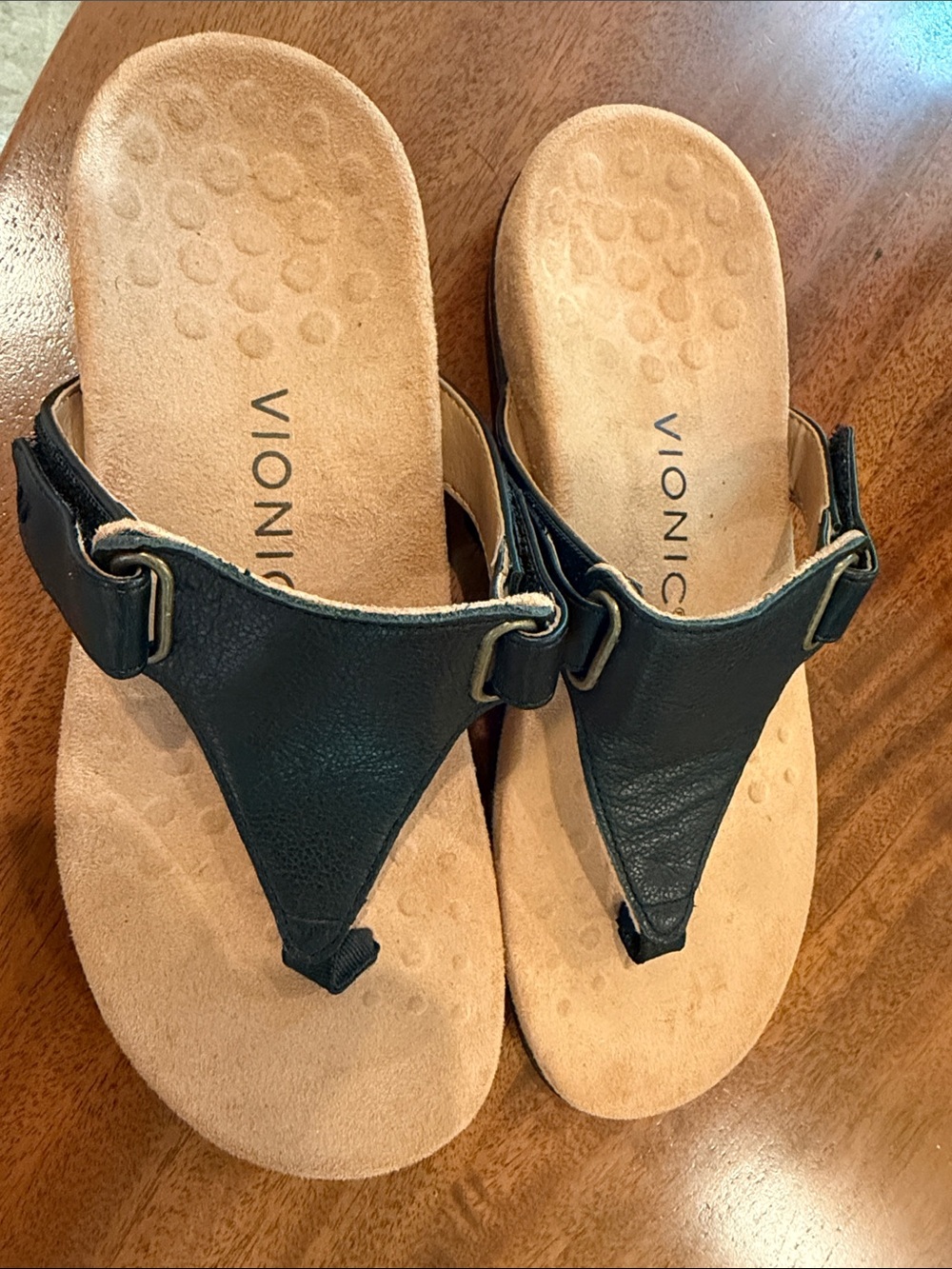 Vionic Wanda black leather thong sandals. 
Size 6